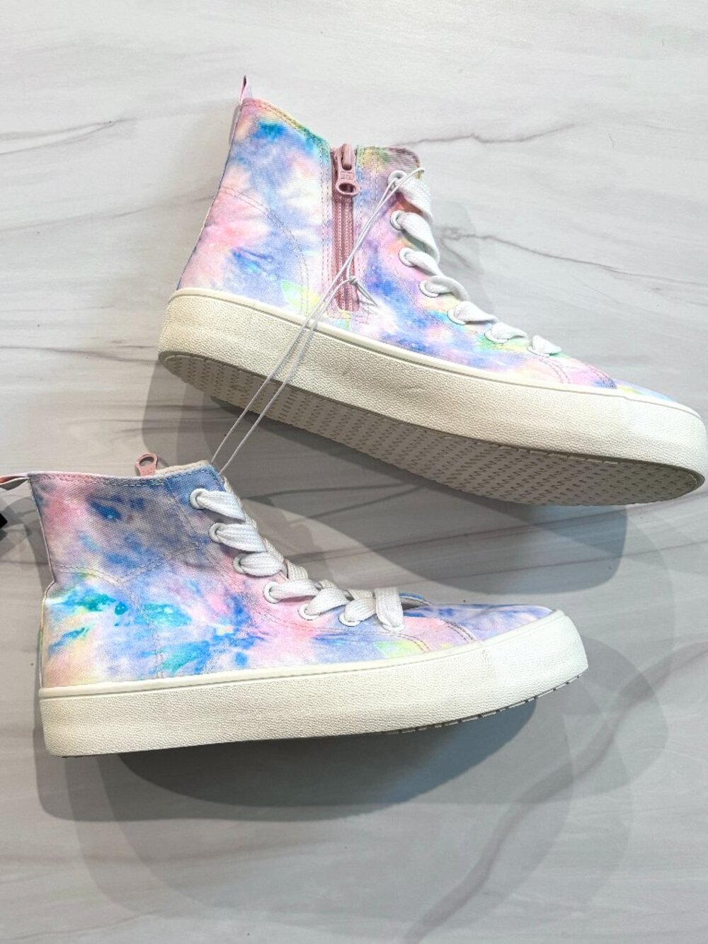 NWT Art Class Girls Tie Dye High Tops (Size 4)